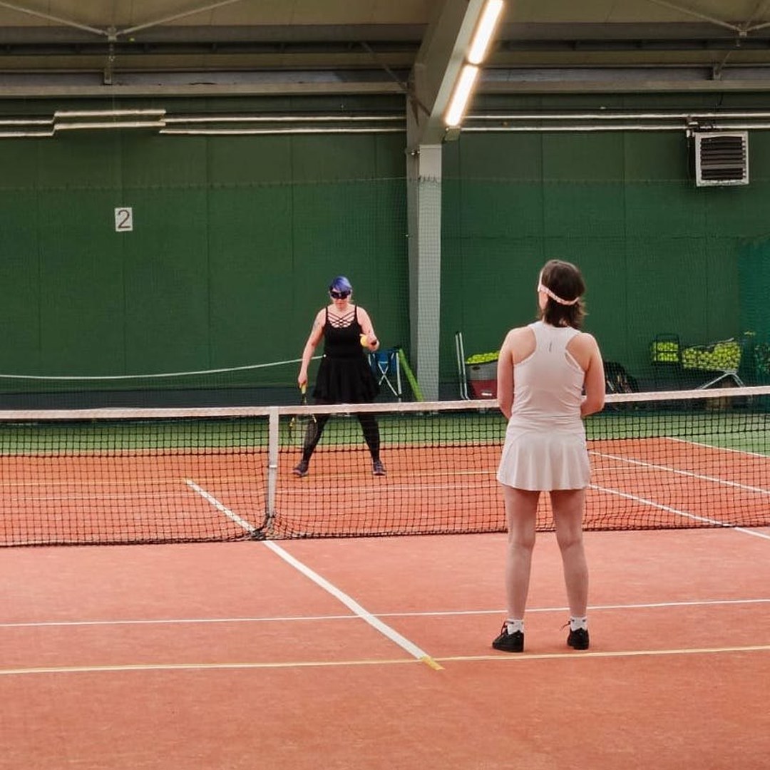 Sędzia obsługuje aplikację Blind Tennis Referee na turnieju Sokole Oko